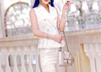 Feilin嗲囡囡 – 看施忆佳KITTY穿连体衣全套！让人忍不住想点赞的图片。