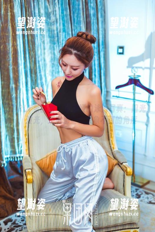 GIRLT果团网 - 陈迪娅的泳池写真：阳光、波光，还有那些你想象不到的角度