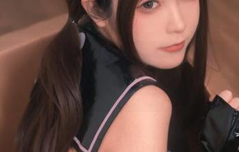 Quan冉有点饿的最新作品集：棉袜与美食的绝妙搭配，这组合绝了！