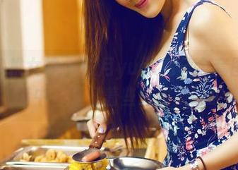 TGOD推女神 – 伍月yuer白丝全套图包，光影交错中，隐藏着些许甜蜜的故事……