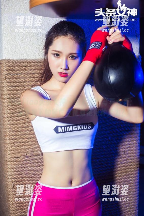 TouTiao头条女神 - 余心曼的写真合集：连体衣下的随性与优雅是何种魔力？