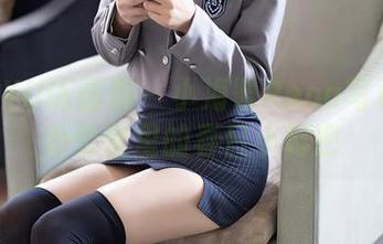 XIAOYU语画界 – 小海臀Rena写真集：办公室里的春日小秘密