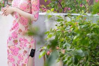 Xiuren秀人网 – laura阿姣的最新网袜套图：一觉醒来发现自己被“撩”了，准备迎接心跳加速吧！