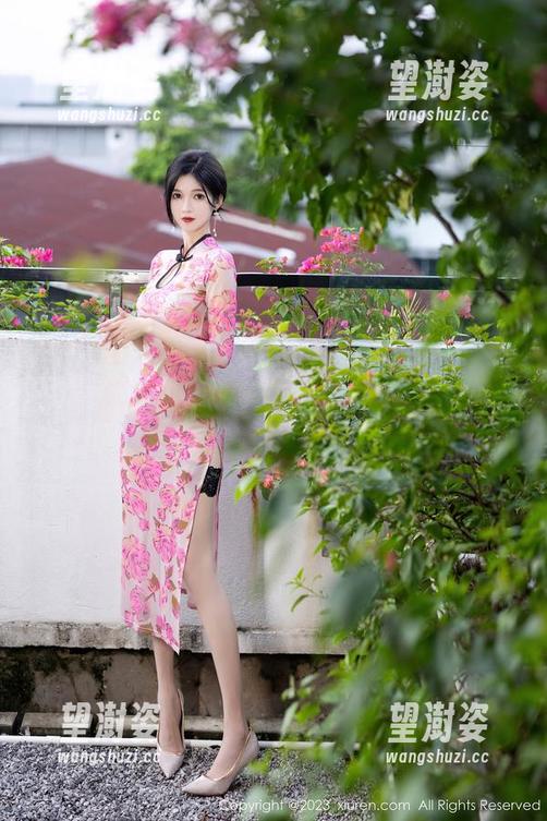 Xiuren秀人网 - laura阿姣的最新网袜套图：一觉醒来发现自己被“撩”了，准备迎接心跳加速吧！