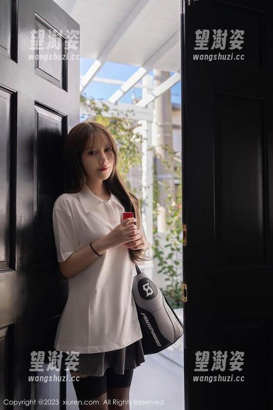 Xiuren秀人网 - 镜框背后的秘密：杨晨晨的OL眼镜美女写真图集，绝对让你眼前一亮！