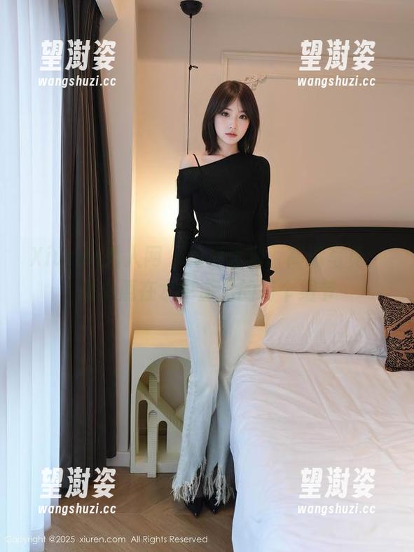 Xiuren秀人网 - 透亮泳池，高清写真：谢小蒽在水中游弋的每个细节