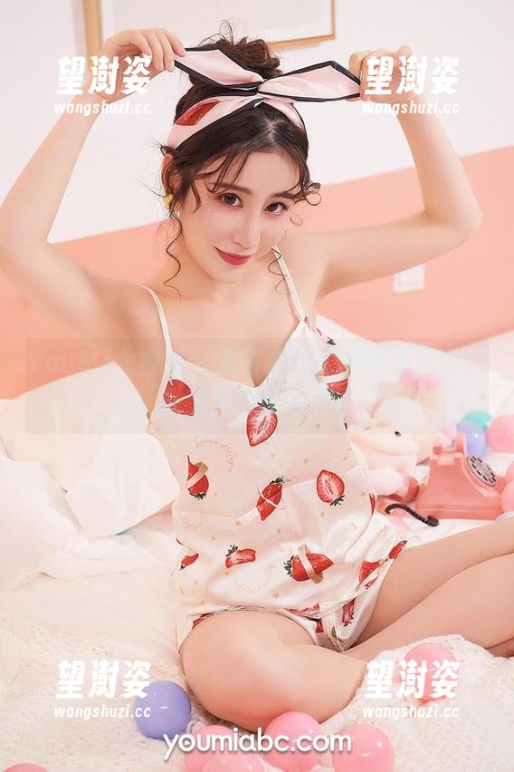 YouMi尤蜜荟 - 草莓森林与图库的邂逅：曦宝儿的迷人瞬间