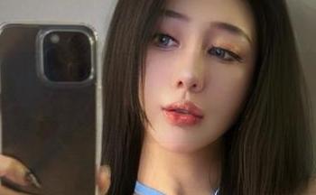 微密圈 – 滑入夏日幻想：不爱笑的赛琳泳衣写真图包，轻松get清凉感，这光线打得也太好看了吧？
