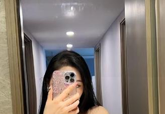 微密圈 – 不爱笑的赛琳全套图集：用心看，发现谁在承受这个世界