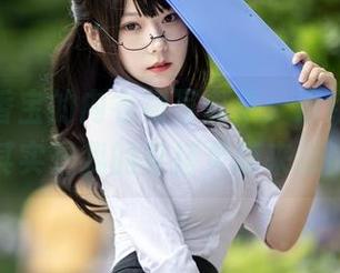 坏露露香宝的内衣裙写真集：黑红搭配，其实是我的穿搭灵感来源！