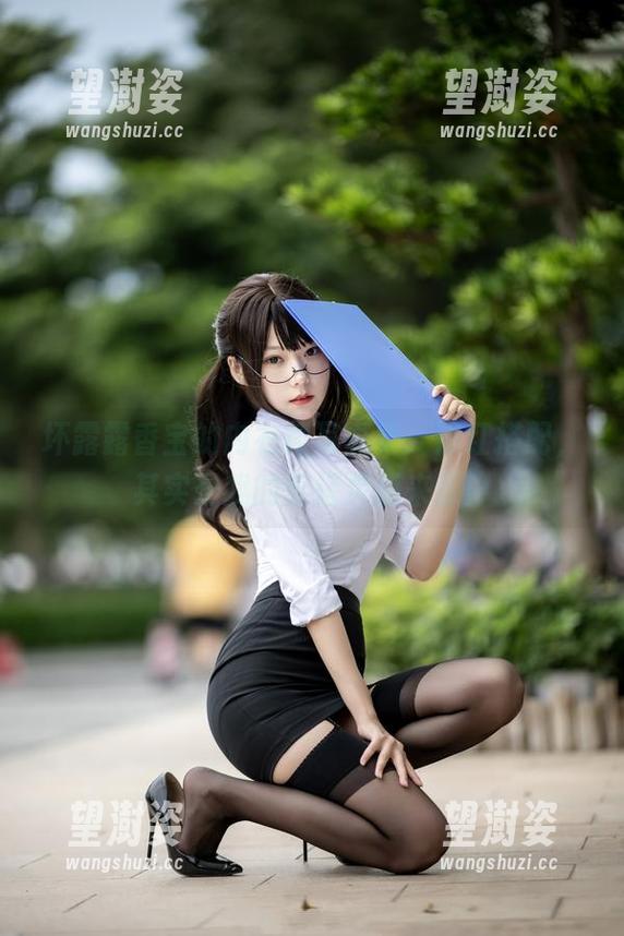 坏露露香宝的内衣裙写真集：黑红搭配，其实是我的穿搭灵感来源！