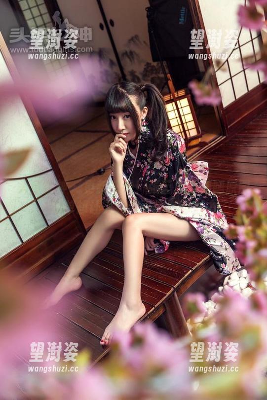头条女神 - 更新来啦！张蓝欣的美腿原图，简单却让人意难平的腿部魅力。