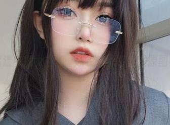 水波荡漾中的女主K：泳衣恰似微风的原图与作品