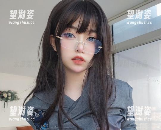女主K 水波荡漾中的女主K:泳衣恰似微风的原图与作品