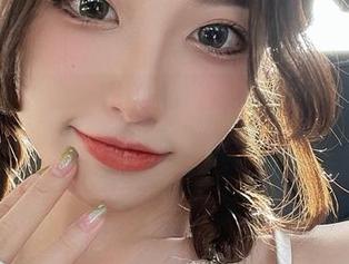 微密圈 – 妮是老虎的私拍作品，胶衣萝莉，欲望的缠绵