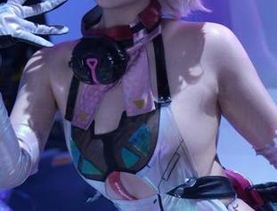 这不是普通的美图！小和甜酒‘蔚蓝档案霞沢美游’图包绝对值得收藏