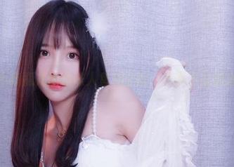 观看这小小奶瓶儿的珍珠人鱼加长版，水面下总能涌现惊喜！