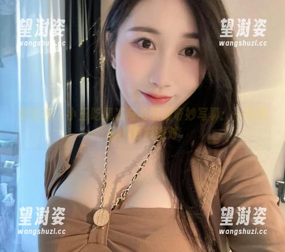 微密圈 - 小玉吃果冻与毛衣的奇妙写真：一场温暖的色彩派对