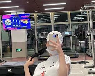 微密圈 – 她的美腿不只是一道风景，左公子666作品集资源，单腿挑战全国第一！