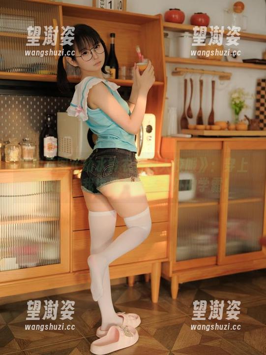 私拍美图《幼水铃衣与双人校服》：穿上这衣服，我也是个千里之外的学霸！