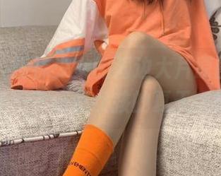 微密圈 – 提袜少女的海边大片原图，在线分享一下这些女孩的夏天心情！
