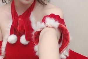 是依酱呀的魅力释放：妹妹自拍作品集，光影变幻间的趣味！