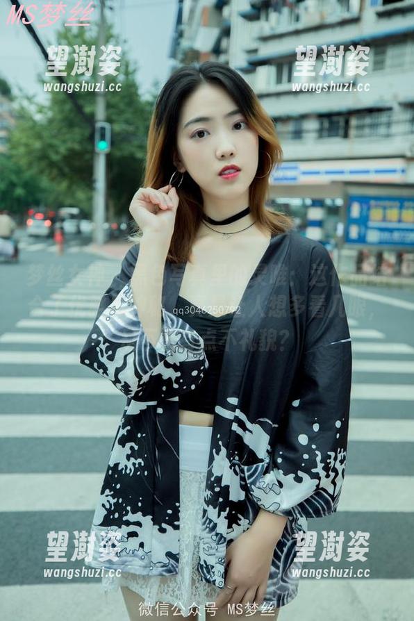 梦丝女神 - 黑色写真里的灵唯：这作品结合了优雅与神秘，真是让人想多看几眼，是不是有点不礼貌？