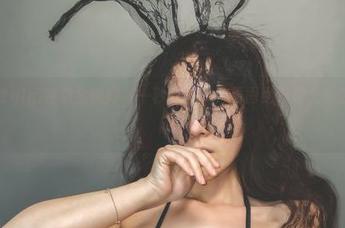 看！樱晚gigi在钢琴课间那一秒的写真，原图绝对是无可替代的瞬间。