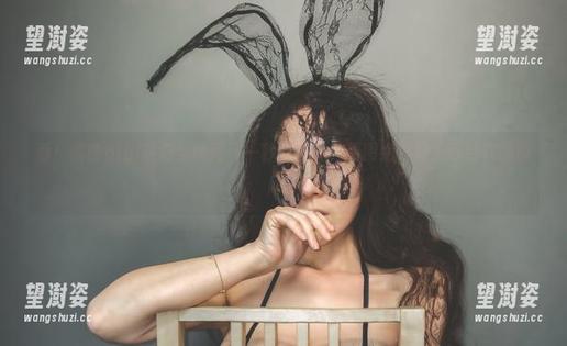 看！樱晚gigi在钢琴课间那一秒的写真，原图绝对是无可替代的瞬间。