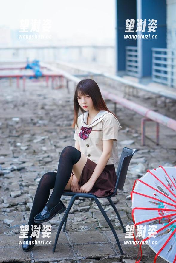 校服魔法：疯猫ss照片集里的青春秘密