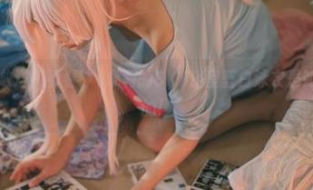 无圣光大放送！看看神沢永莉的CKT浴室蓝白泳衣是如何玩转水的！