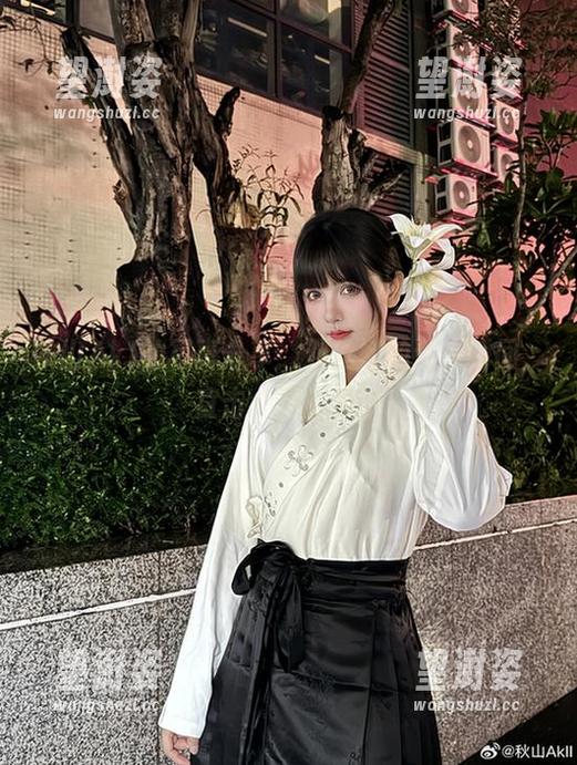 秋山AkI的写真分享：亚丝娜的迷人瞬间，直击心灵的柔软