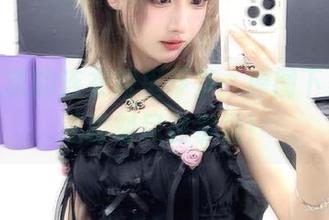 在紫氯氯的连衣裙里寻梦：原图下载，唯美时刻尽在掌握！