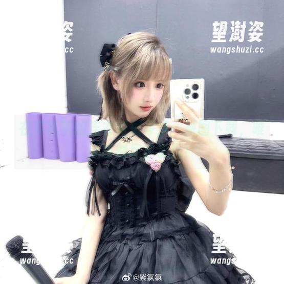 在紫氯氯的连衣裙里寻梦：原图下载，唯美时刻尽在掌握！