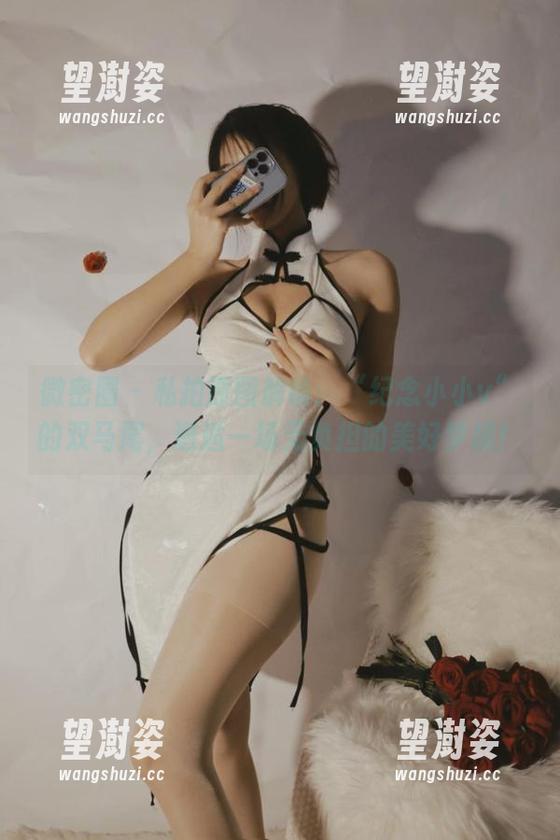 微密圈 - 私拍原图解锁：“纪念小小v”的双马尾，邂逅一场无负担的美好梦境！