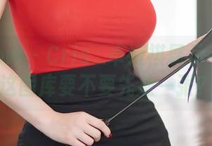 花漾show – Cris_卓娅祺展示牛仔裤：这图库要不要先放一张？