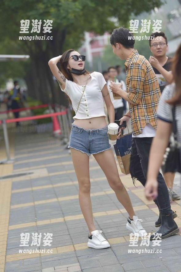 魔镜街拍 - 全套粉裙日常，销售主管婷婷证明：我也能优雅工作