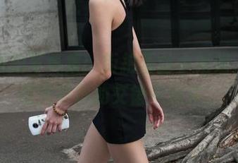 魔镜街拍写真集：街拍蕾丝小姐姐，让你在光与影的交错中迷失。